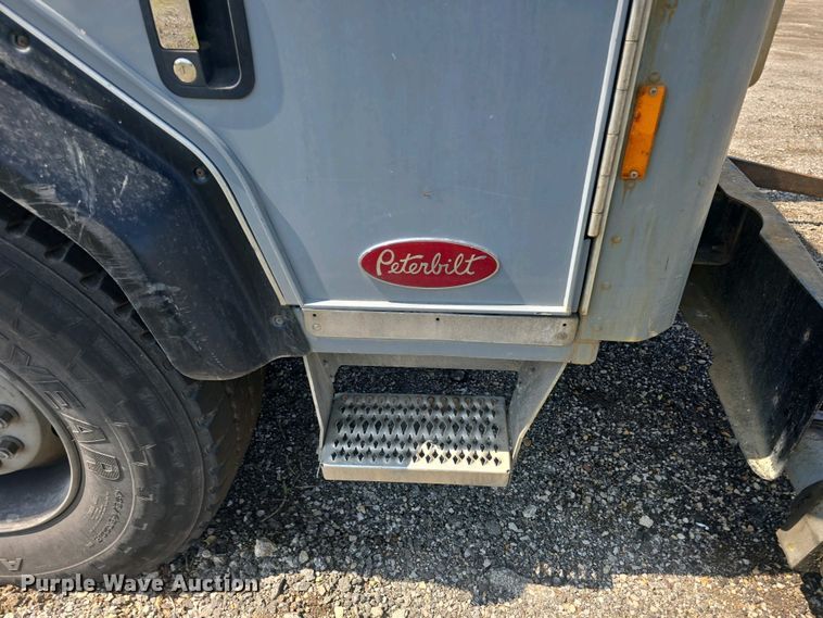 image for item DO7901 2017 Peterbilt 320 refuse truck