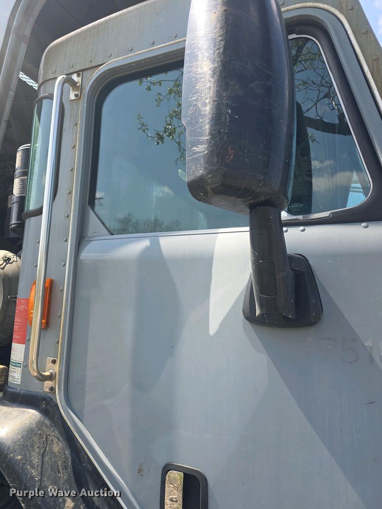 image for item DO7901 2017 Peterbilt 320 refuse truck