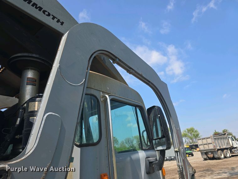 image for item DO7901 2017 Peterbilt 320 refuse truck