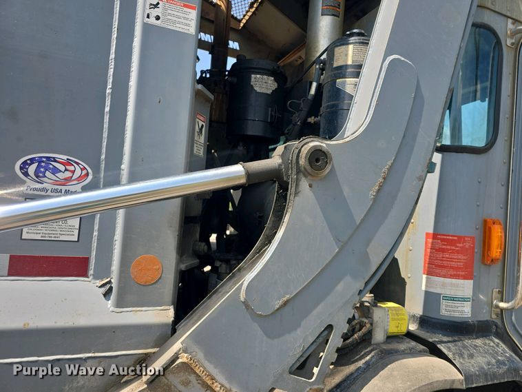 image for item DO7901 2017 Peterbilt 320 refuse truck