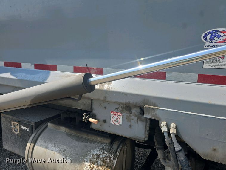 image for item DO7901 2017 Peterbilt 320 refuse truck