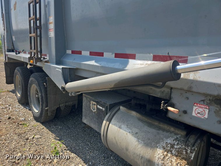 image for item DO7901 2017 Peterbilt 320 refuse truck