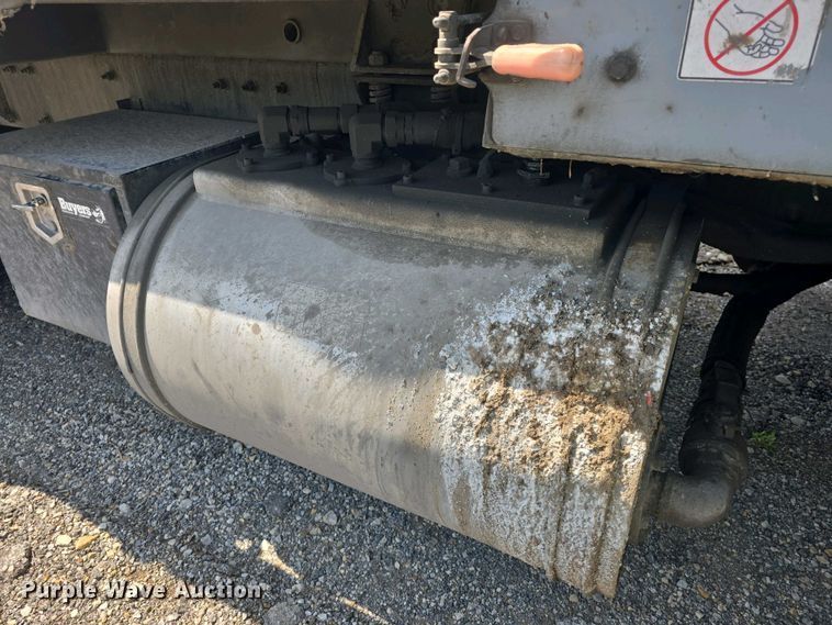 image for item DO7901 2017 Peterbilt 320 refuse truck