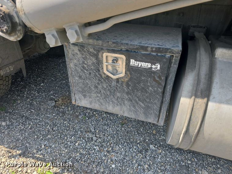 image for item DO7901 2017 Peterbilt 320 refuse truck