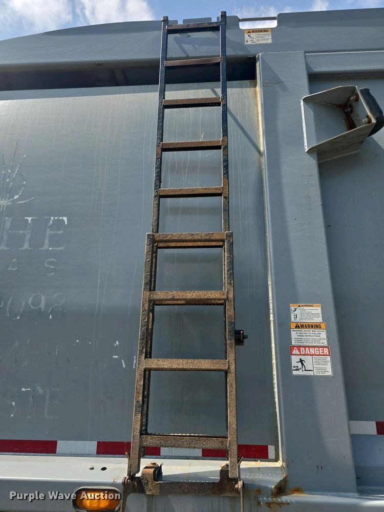 image for item DO7901 2017 Peterbilt 320 refuse truck