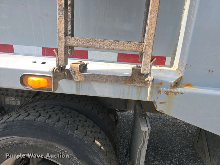 image for item DO7901 2017 Peterbilt 320 refuse truck