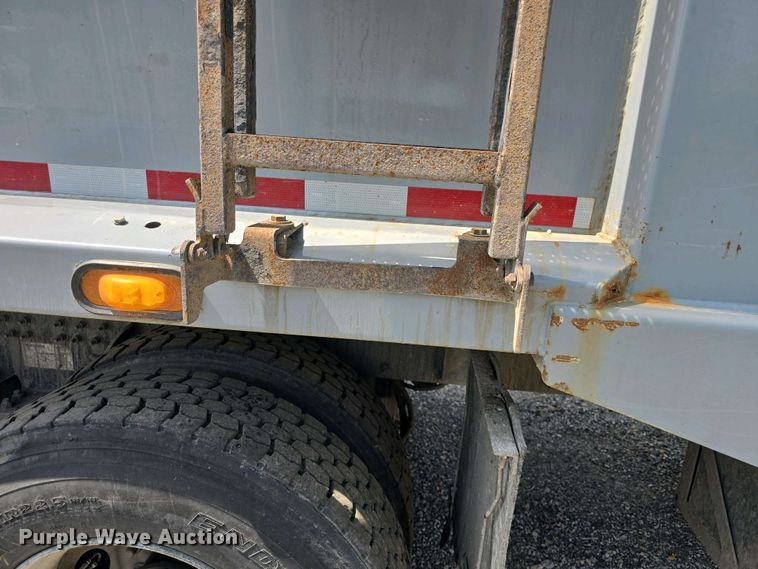 image for item DO7901 2017 Peterbilt 320 refuse truck