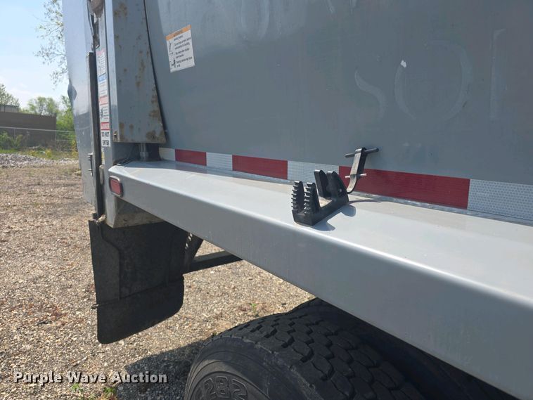 image for item DO7901 2017 Peterbilt 320 refuse truck