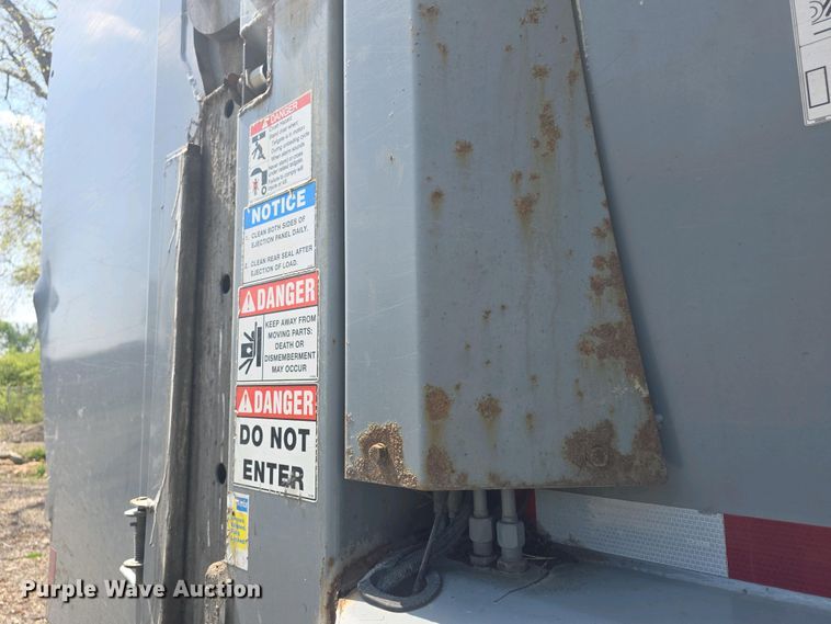 image for item DO7901 2017 Peterbilt 320 refuse truck