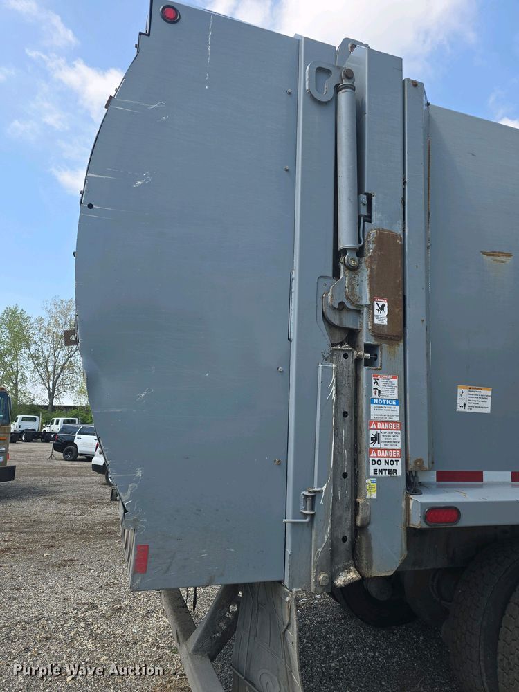 image for item DO7901 2017 Peterbilt 320 refuse truck