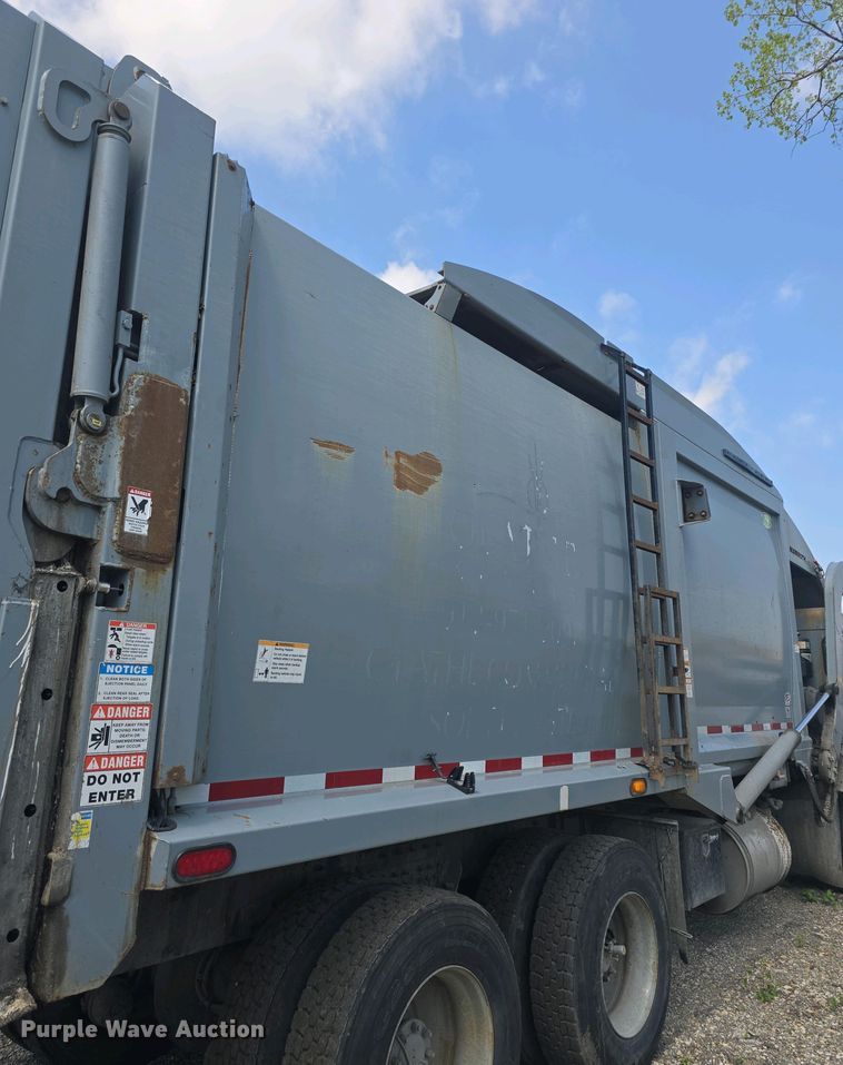 image for item DO7901 2017 Peterbilt 320 refuse truck