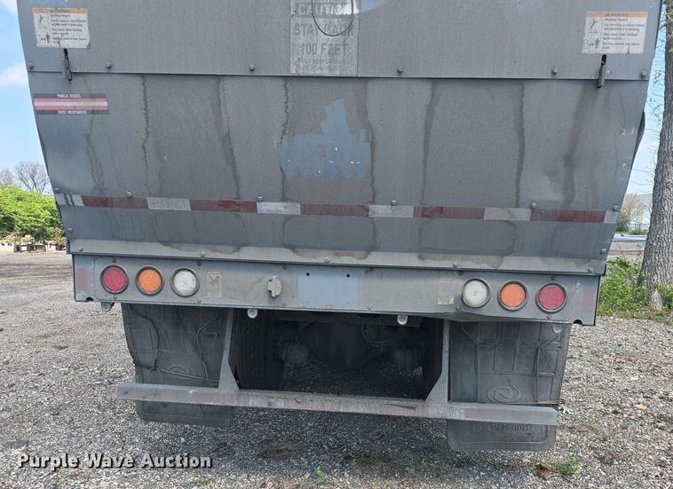 image for item DO7901 2017 Peterbilt 320 refuse truck