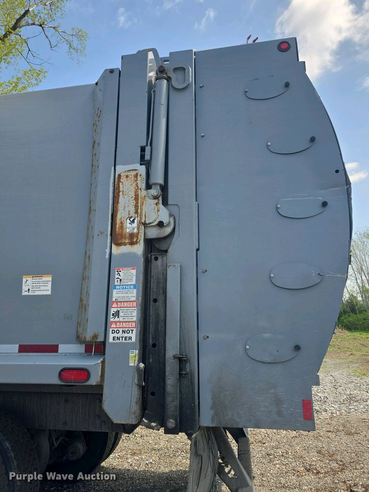 image for item DO7901 2017 Peterbilt 320 refuse truck