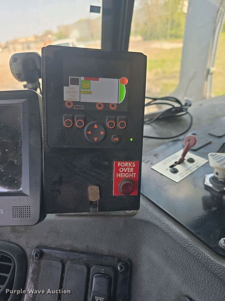 image for item DO7901 2017 Peterbilt 320 refuse truck