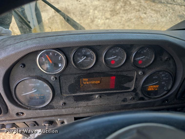 image for item DO7901 2017 Peterbilt 320 refuse truck