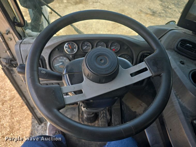 image for item DO7901 2017 Peterbilt 320 refuse truck