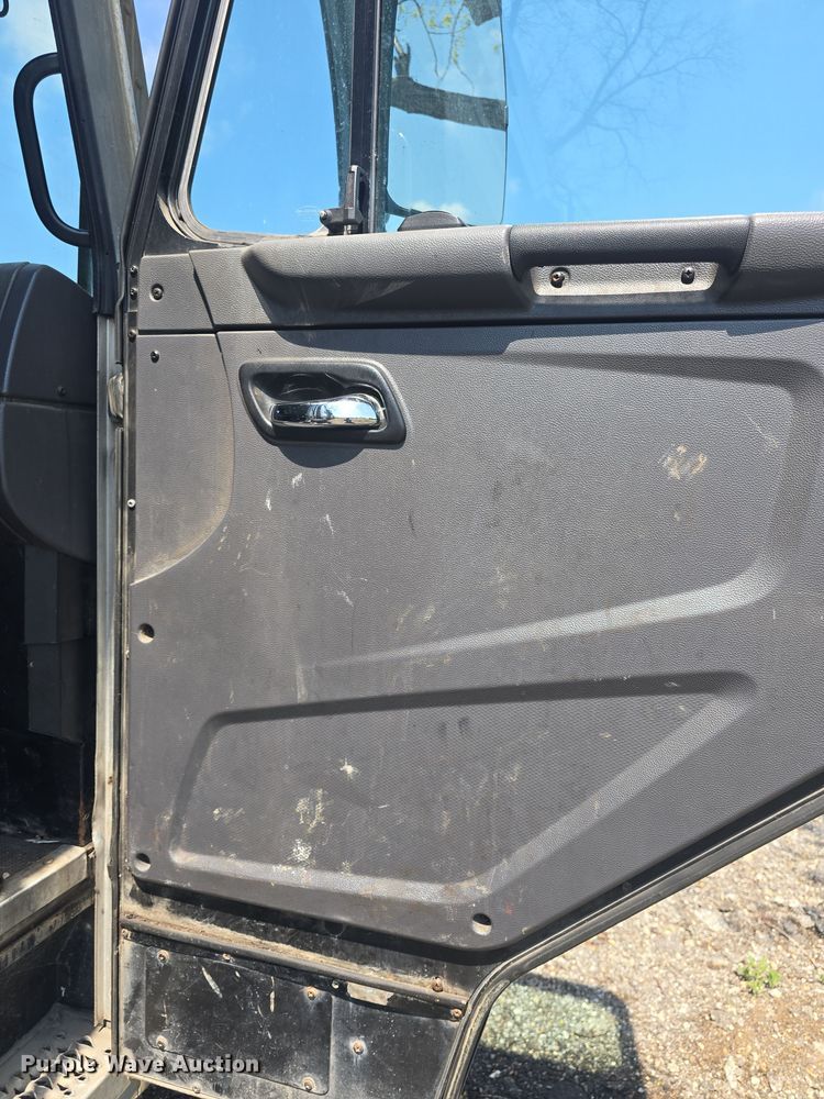 image for item DO7901 2017 Peterbilt 320 refuse truck