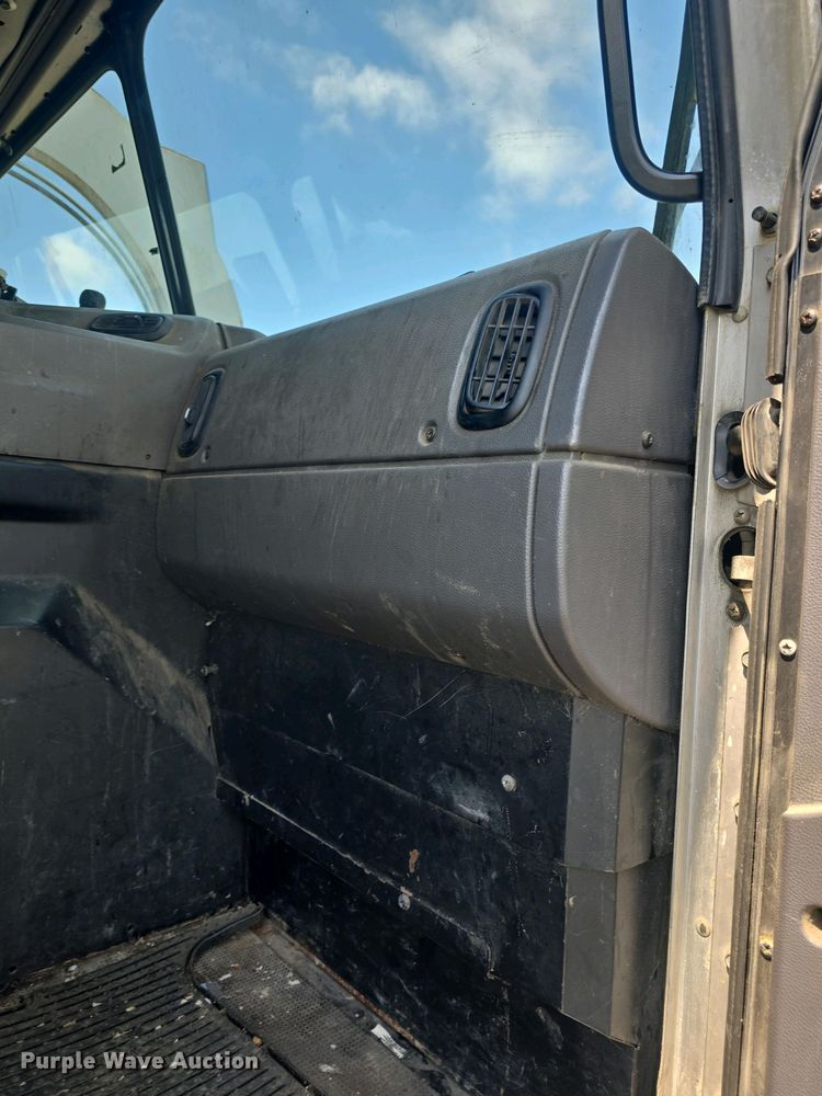 image for item DO7901 2017 Peterbilt 320 refuse truck