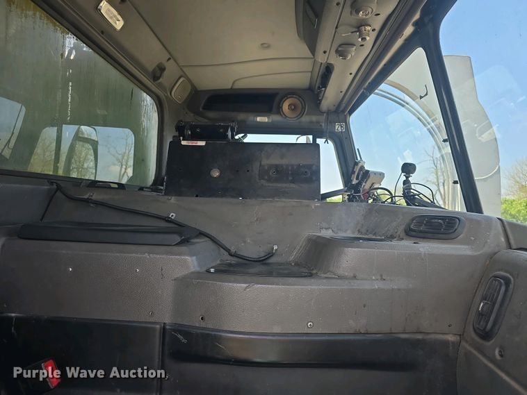 image for item DO7901 2017 Peterbilt 320 refuse truck