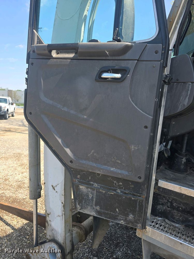 image for item DO7901 2017 Peterbilt 320 refuse truck