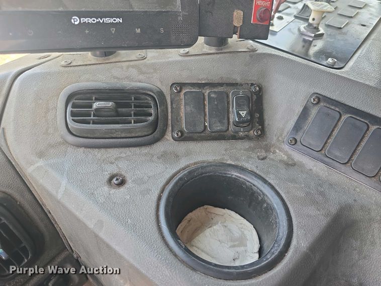 image for item DO7901 2017 Peterbilt 320 refuse truck