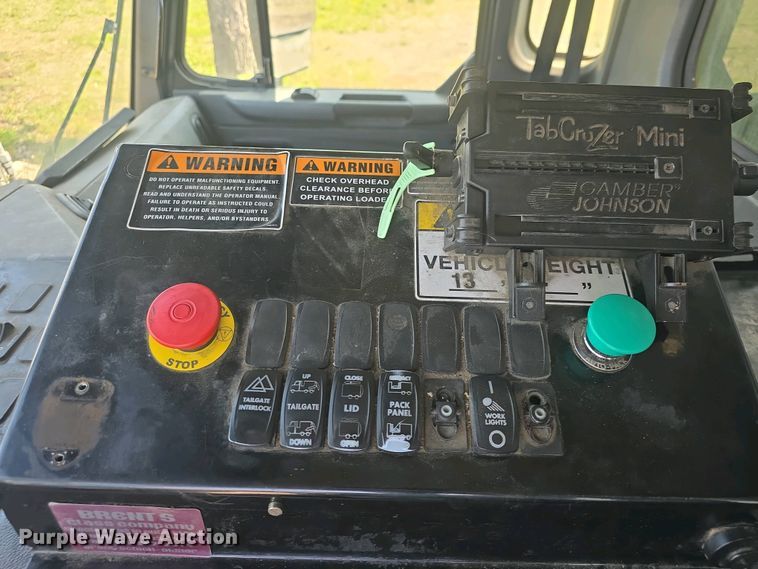 image for item DO7901 2017 Peterbilt 320 refuse truck