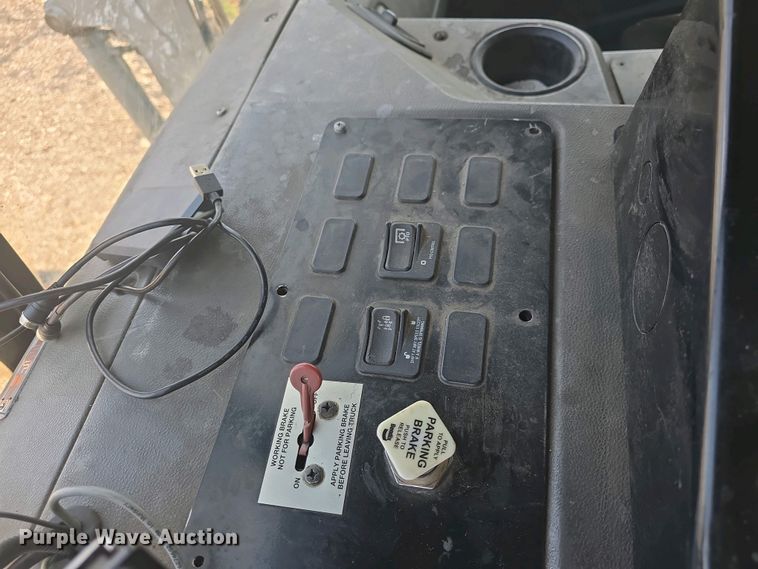 image for item DO7901 2017 Peterbilt 320 refuse truck