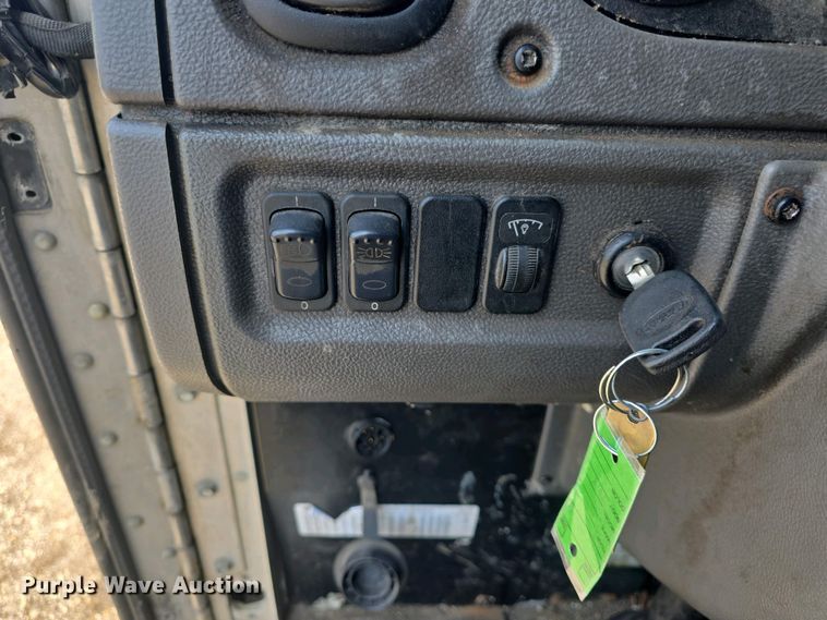 image for item DO7901 2017 Peterbilt 320 refuse truck