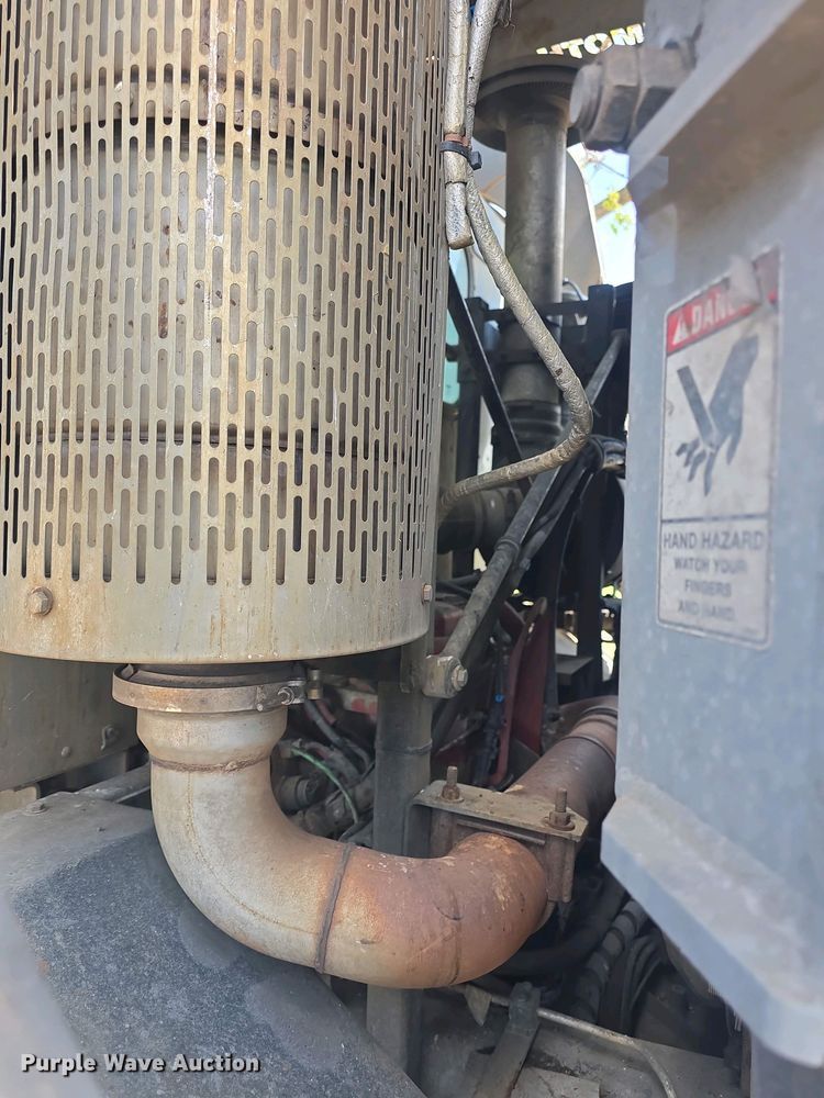 image for item DO7901 2017 Peterbilt 320 refuse truck