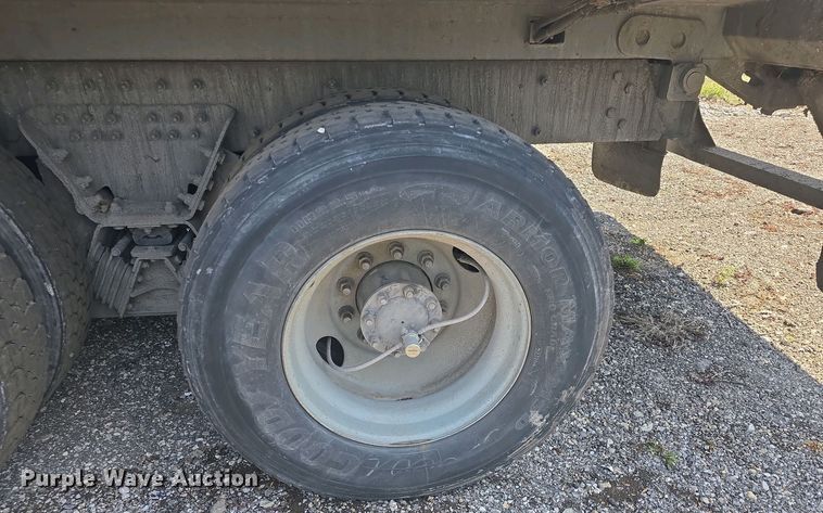 image for item DO7901 2017 Peterbilt 320 refuse truck