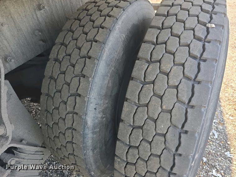 image for item DO7901 2017 Peterbilt 320 refuse truck