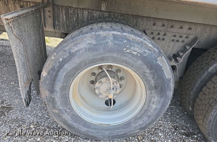 image for item DO7901 2017 Peterbilt 320 refuse truck