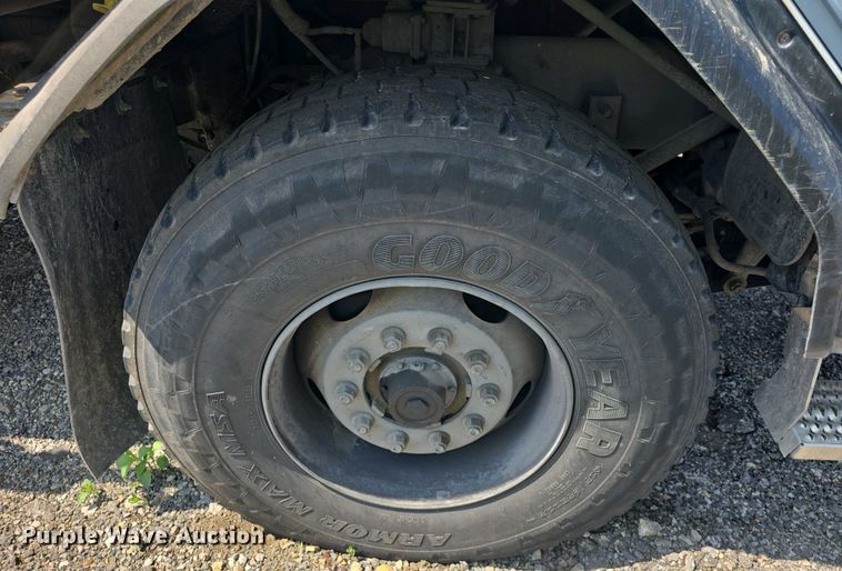 image for item DO7901 2017 Peterbilt 320 refuse truck