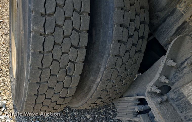 image for item DO7901 2017 Peterbilt 320 refuse truck