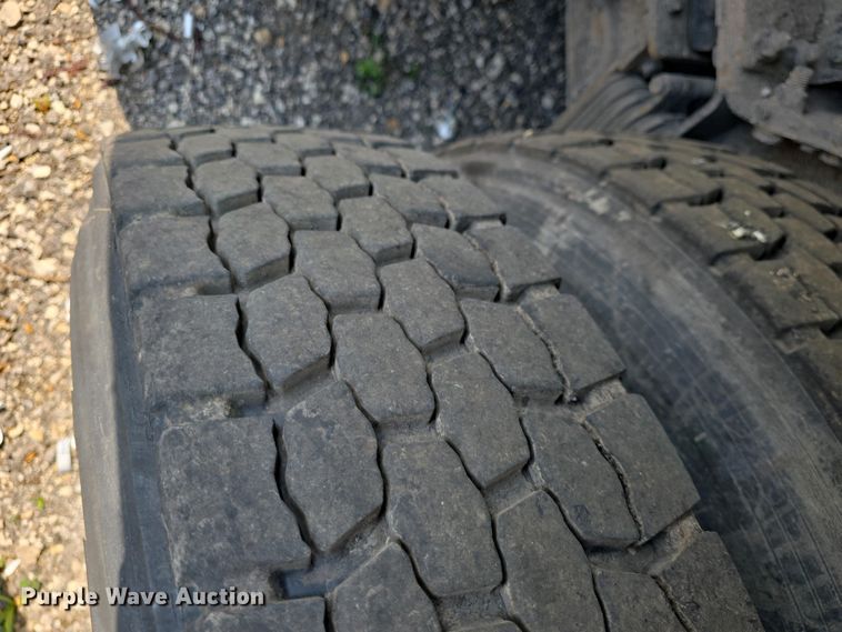 image for item DO7901 2017 Peterbilt 320 refuse truck