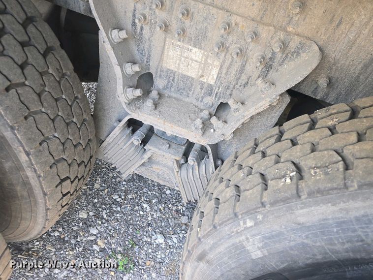 image for item DO7901 2017 Peterbilt 320 refuse truck