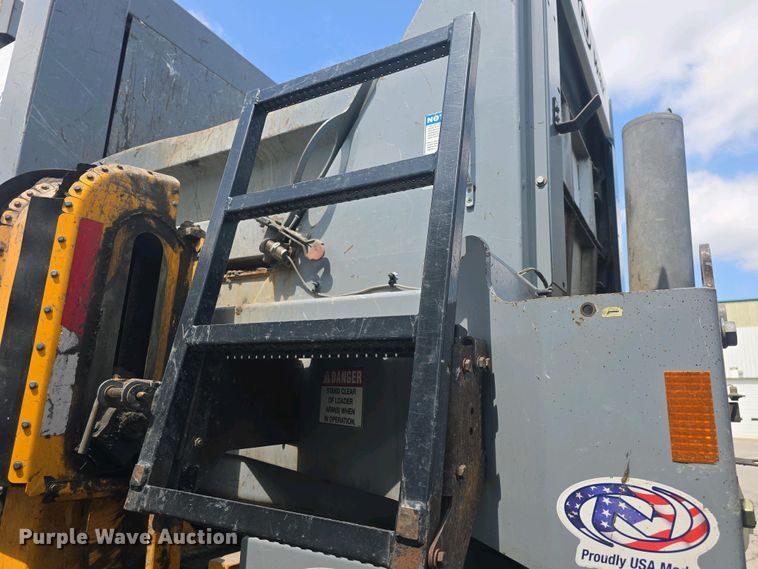 image for item DO7904 2016 Mack LEU633 refuse truck