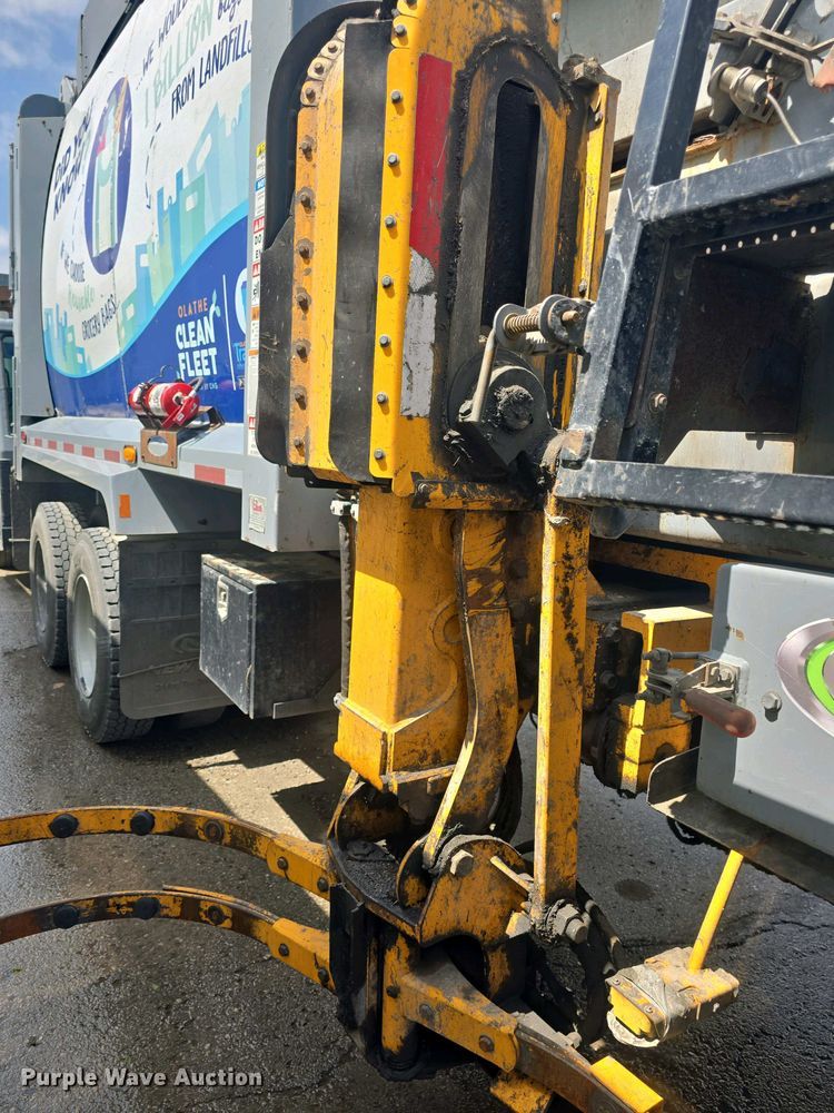 image for item DO7904 2016 Mack LEU633 refuse truck