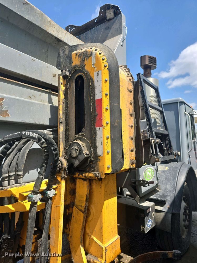 image for item DO7904 2016 Mack LEU633 refuse truck