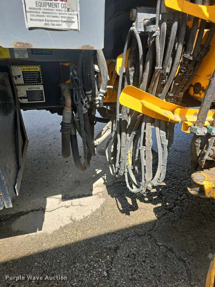 image for item DO7904 2016 Mack LEU633 refuse truck