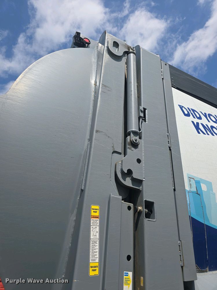 image for item DO7904 2016 Mack LEU633 refuse truck