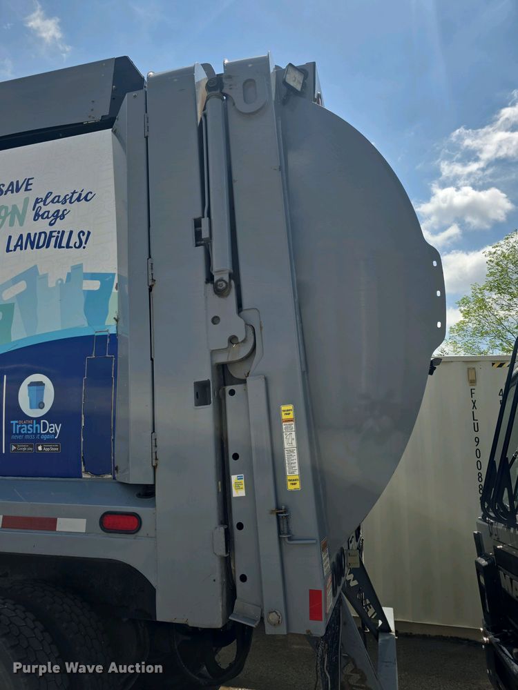 image for item DO7904 2016 Mack LEU633 refuse truck