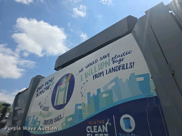 image for item DO7904 2016 Mack LEU633 refuse truck