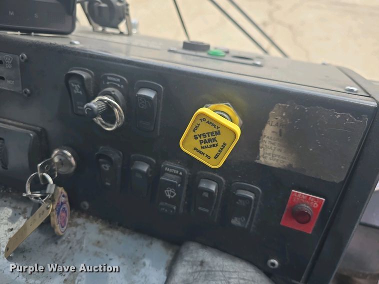 image for item DO7904 2016 Mack LEU633 refuse truck