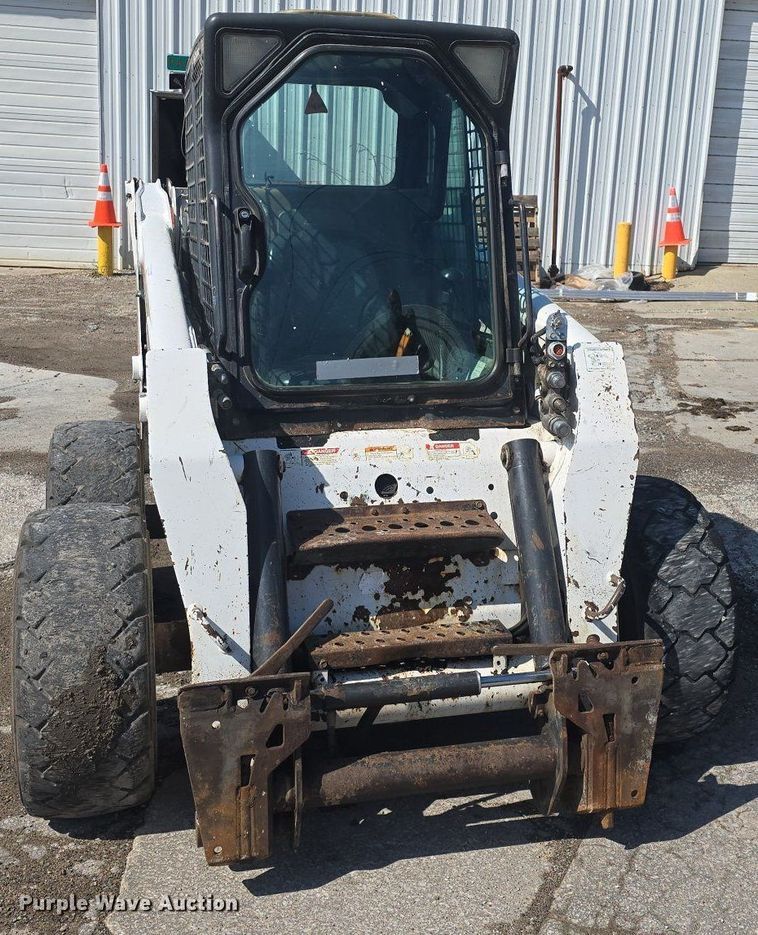 image for item DO7906 2005 Bobcat S220 skid steer loader
