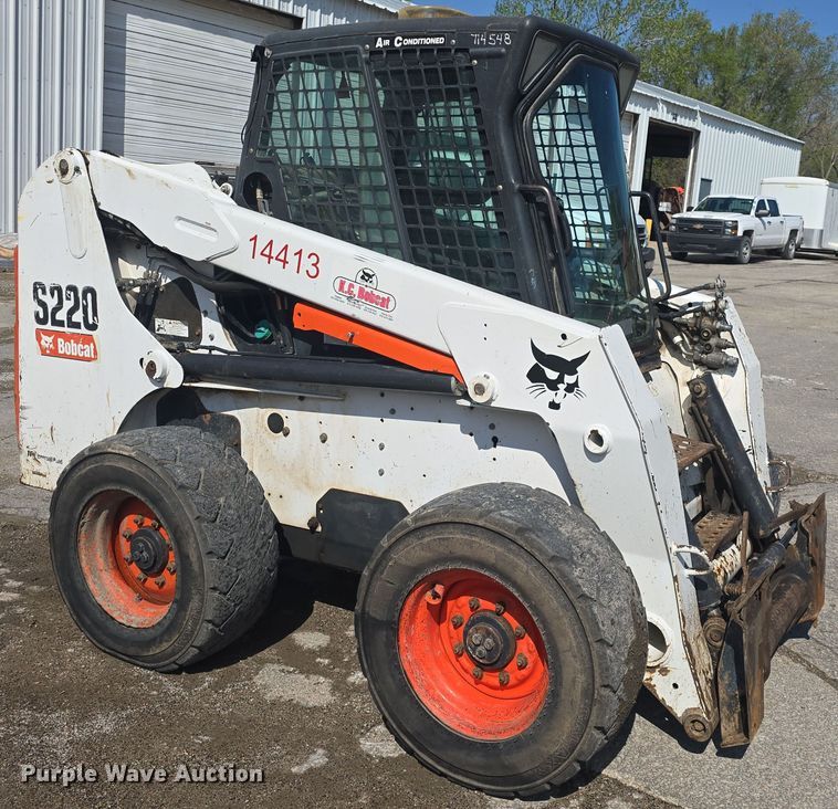 image for item DO7906 2005 Bobcat S220 skid steer loader