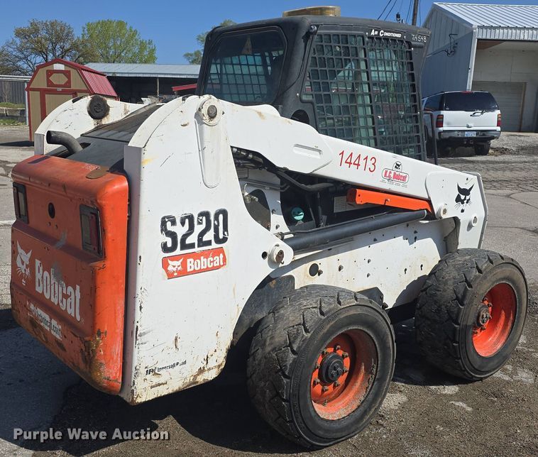 image for item DO7906 2005 Bobcat S220 skid steer loader