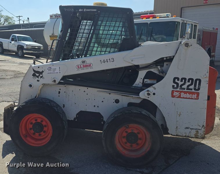 image for item DO7906 2005 Bobcat S220 skid steer loader