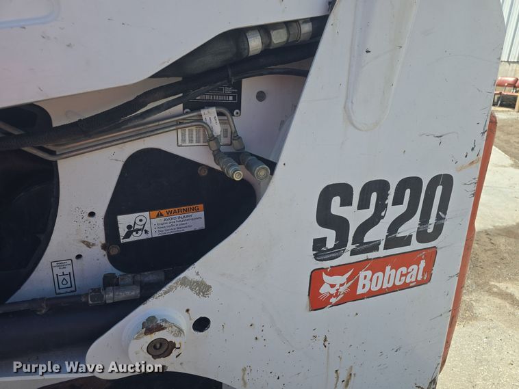 image for item DO7906 2005 Bobcat S220 skid steer loader