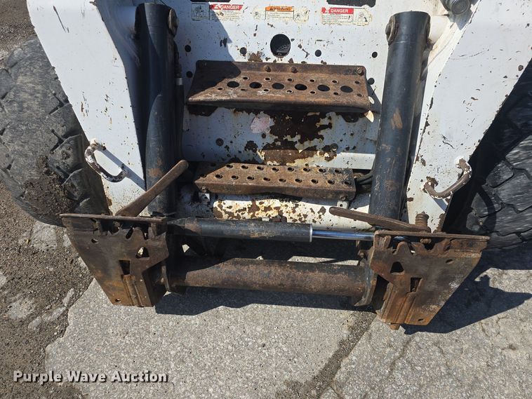 image for item DO7906 2005 Bobcat S220 skid steer loader